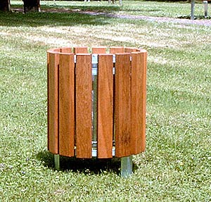 Abfallbehälter mit Holzverkleidung