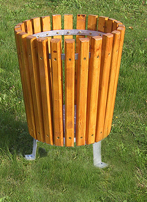 Abfallbehälter mit Holzverkleidung